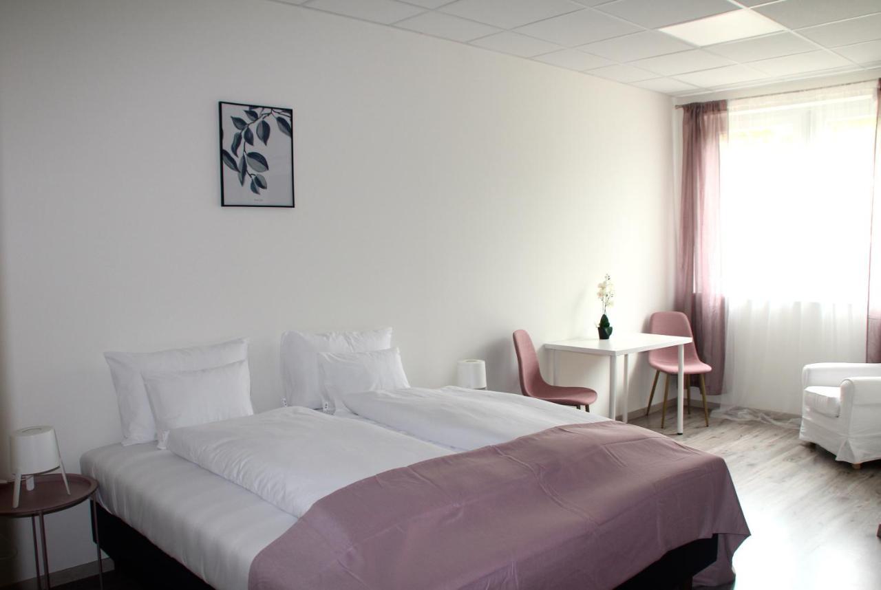 Vecsesi Rendezvenykoezpont Es Panzio Bed & Breakfast ภายนอก รูปภาพ