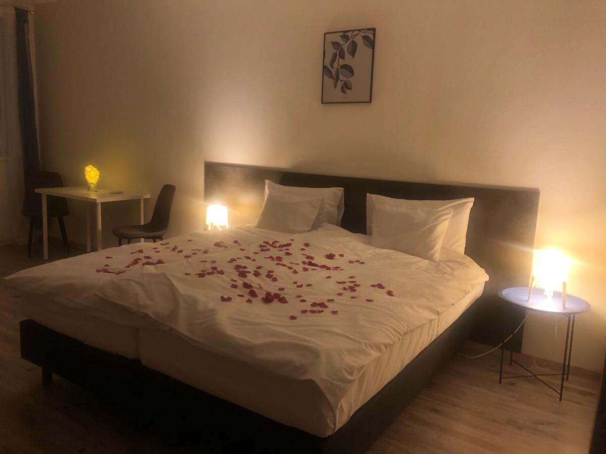 Vecsesi Rendezvenykoezpont Es Panzio Bed & Breakfast ภายนอก รูปภาพ