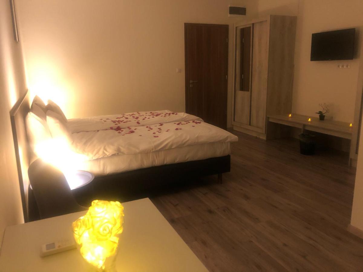 Vecsesi Rendezvenykoezpont Es Panzio Bed & Breakfast ภายนอก รูปภาพ
