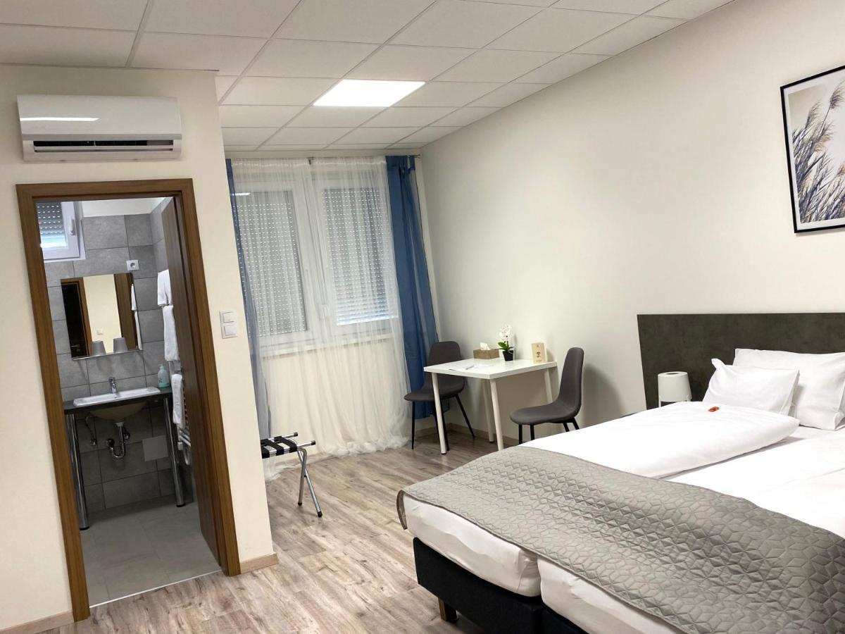 Vecsesi Rendezvenykoezpont Es Panzio Bed & Breakfast ภายนอก รูปภาพ
