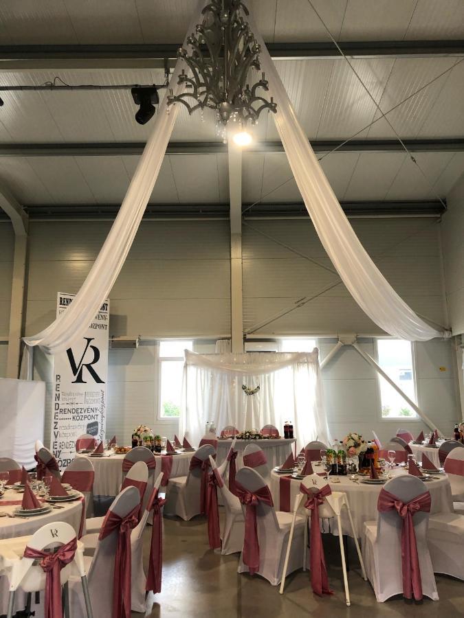 Vecsesi Rendezvenykoezpont Es Panzio Bed & Breakfast ภายนอก รูปภาพ
