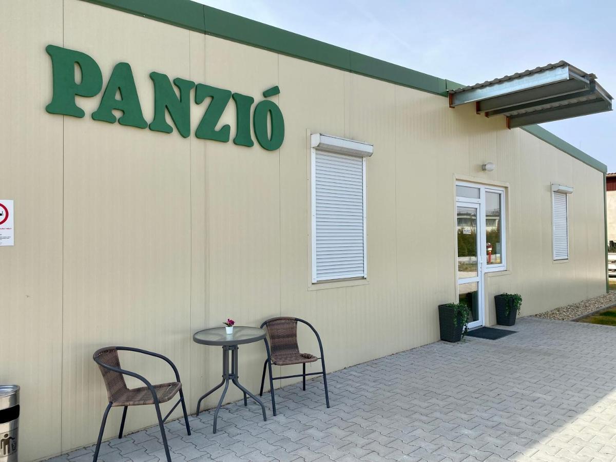 Vecsesi Rendezvenykoezpont Es Panzio Bed & Breakfast ภายนอก รูปภาพ