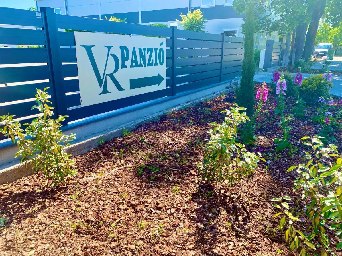 Vecsesi Rendezvenykoezpont Es Panzio Bed & Breakfast ภายนอก รูปภาพ