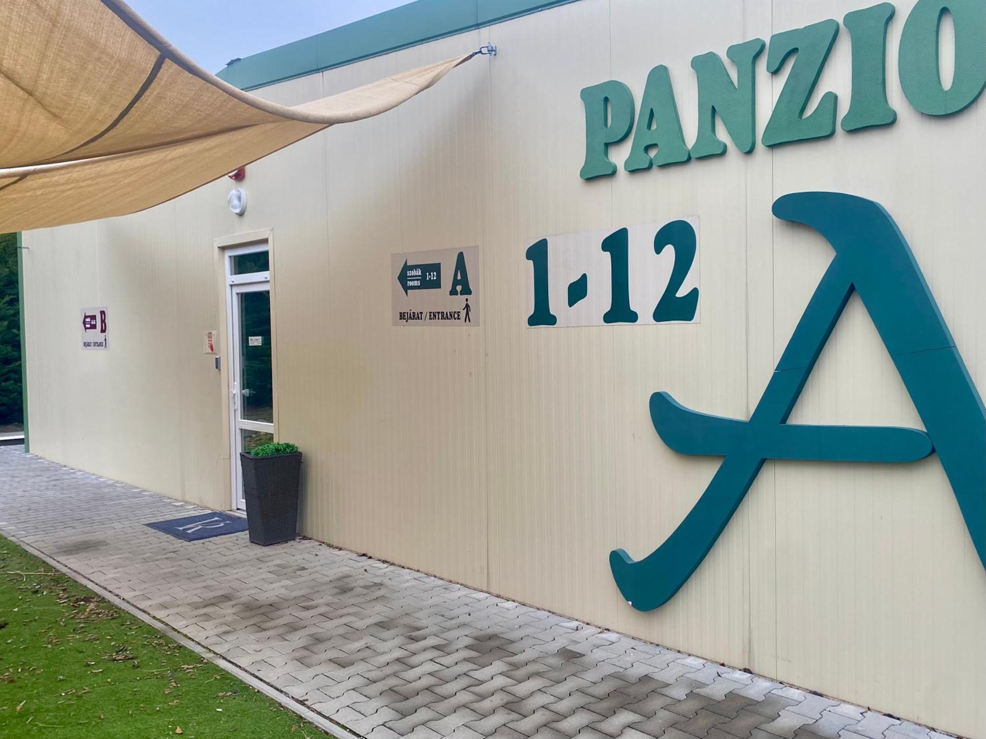 Vecsesi Rendezvenykoezpont Es Panzio Bed & Breakfast ภายนอก รูปภาพ