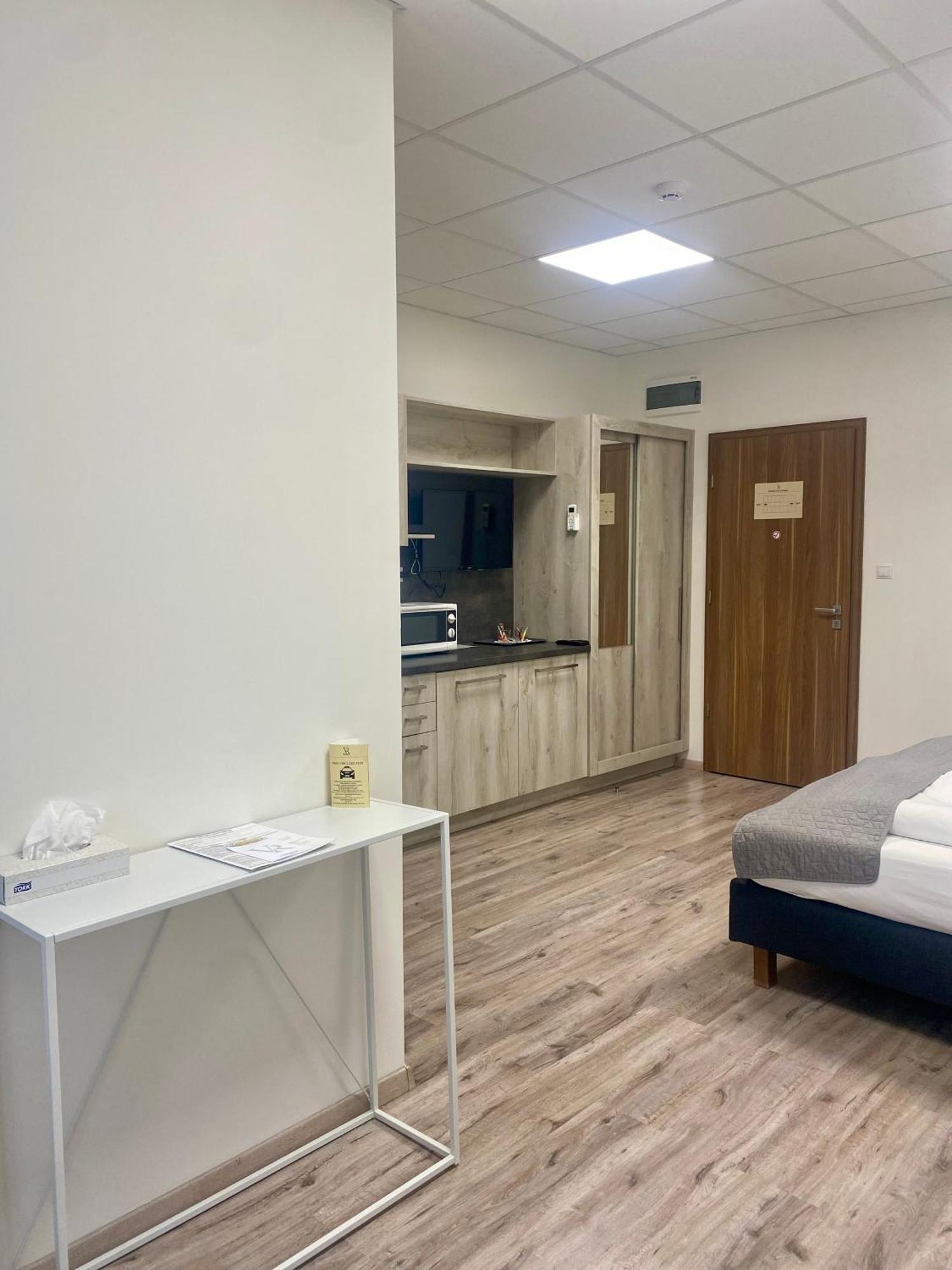 Vecsesi Rendezvenykoezpont Es Panzio Bed & Breakfast ภายนอก รูปภาพ